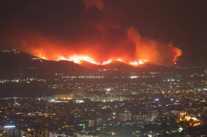 Incendio en Zahara impulsa el desalojo de más de 2.000 personas
